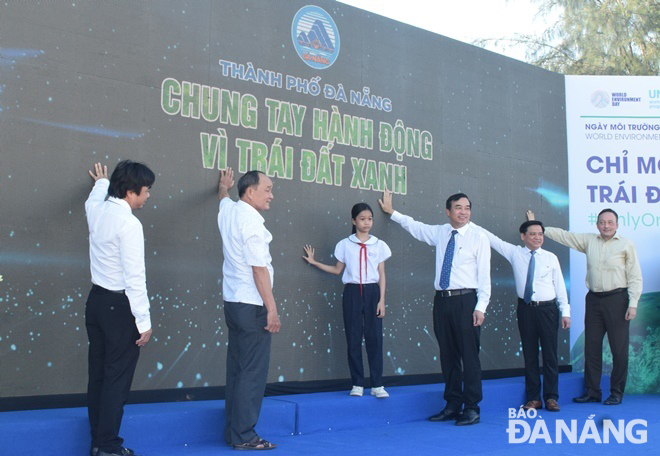 Chủ tịch UBND thành phố Lê Trung Chinh (thứ 3 từ phải qua) tham gia phát động chung tay hành động 