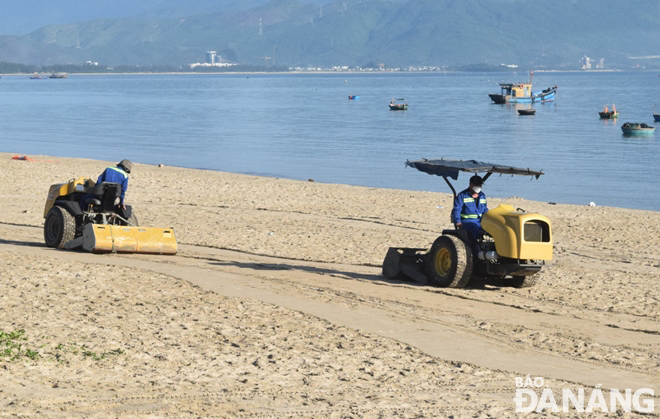Các đơn vị sử dụng phương tiện cơ giới tổng dọn vệ sinh môi trường tại bãi biển thuộc quận Thanh Khê.