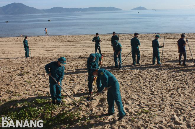 Các đơn vị, lực lượng tham gia tổng dọn vệ sinh môi trường trên bãi biển thuộc quận Thanh Khê