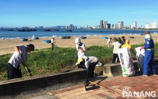 Cán bộ, nhân dân phường Thọ Quang (quận Sơn Trà) ra quân dọn vệ sinh môi trường ở bãi biển Bãi Ngang (Thọ Quang).
