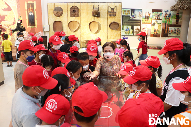 Pupils of the Open World Quang Nam English Centre attending an extracurricular session at the Museum of Da Nang. Photo: Xuan Dung