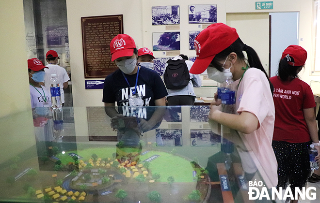 The museum has two themes dedicated to introduce pupils and students to Da Nang's revolutionary traditions during the two resistance wars against the French-Spanish coalition forces (1858-1860) and the US invaders (1965-1975). Photo: XUAN DUNG