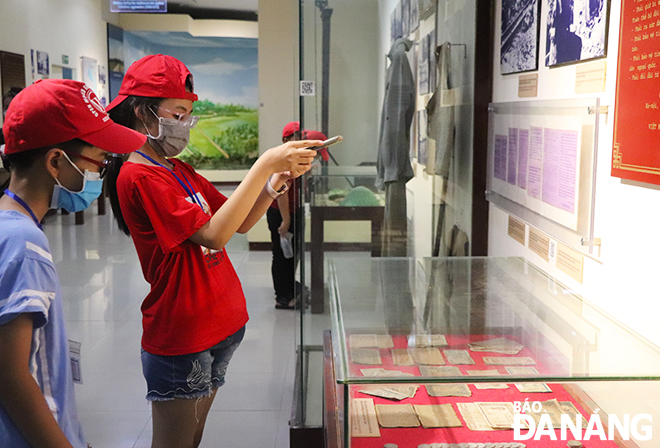 For many students, this is the first time they have heard, told and witnessed valuable stories, artifacts, and pictures that recreate the country's history. Photo: Xuan Dung