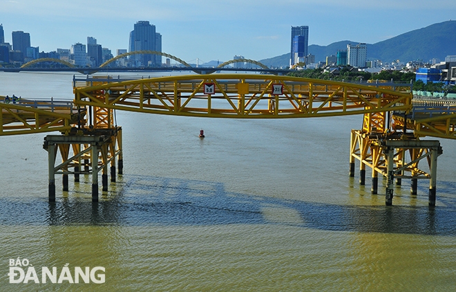 Cầu Nguyễn Văn Trỗi vừa được nâng lên trogg chiều 4-6 để phục vụ tham quan và du lịch. Ảnh: THÀNH LÂN