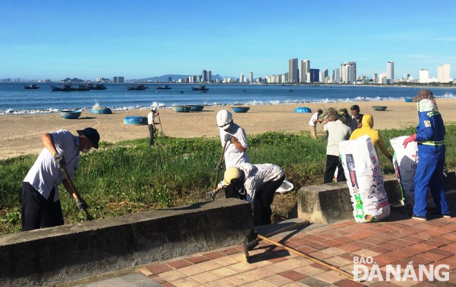 Public officials and people of Tho Quang Ward, Son Tra District, went out to clean up the environment at Bai Ngang site in Tho Quang.