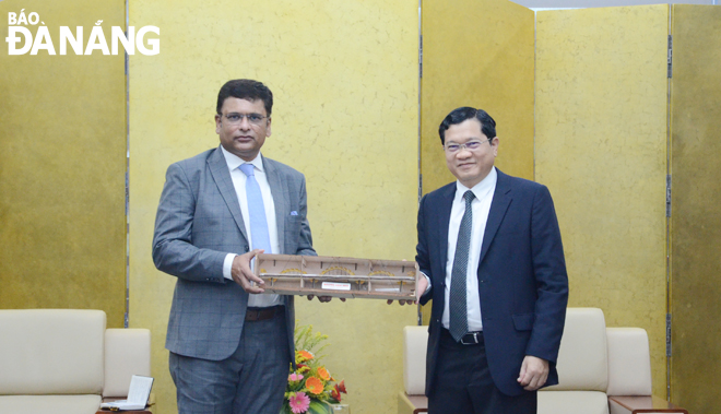 Da Nang People's Committee Vice Chairman Tran Phuoc Son (right) presenting a momento to a representative of Indigo Airlines. Photo: THU HA