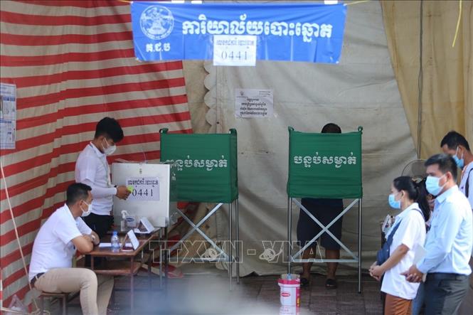 Cử tri bầu cử tại phường Veal Vong, quận 7 tháng 1, thủ đô Phnom Penh. Ảnh: Nguyễn Vũ Hùng/Pv TTXVN tại Campuchia