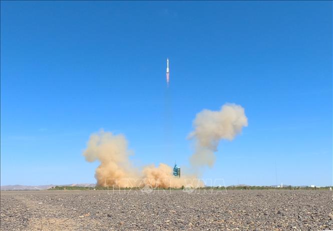 Tên lửa Trường Chinh-2F mang theo tàu vũ trụ Thần Châu-14 rời bệ phóng tại Trung tâm Phóng vệ tinh Tửu Tuyền, Tây Bắc Trung Quốc, ngày 5/6/2022. Ảnh: THX/TTXVN
