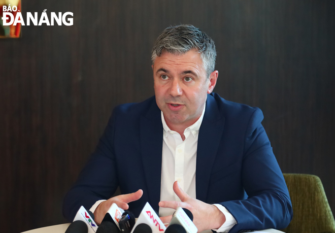 Mr. Steven Small, Brand Director of Routes, remarked that Routes Asia 2022 would open up a golden opportunity to develop new air routes and increase air connectivity to Da Nang. Photo: THU HA