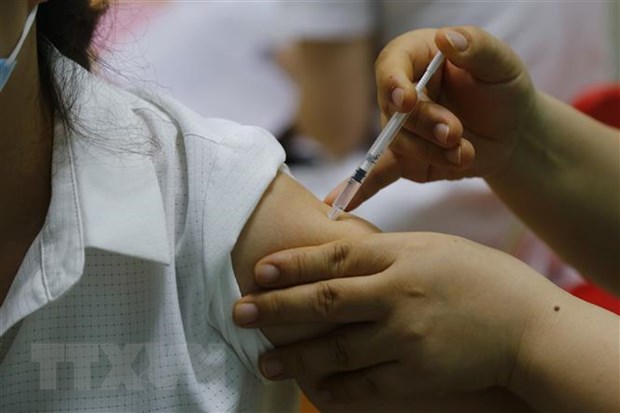 Tiêm vaccine ngừa COVID-19. (Nguồn: TTXVN)