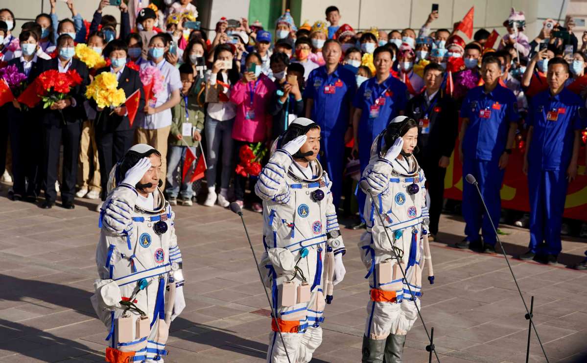 Ba phi hành gia tham gia sứ mệnh Thần Châu 14. Ảnh: China Daily	