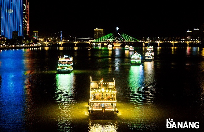 Parades of about 12-15 eye-catching flower-decorated boats take place on the Han River starting from 6:30 pm daily from June 5 to 8.