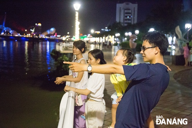 Local residents are excited to watch the parade on the Han River.