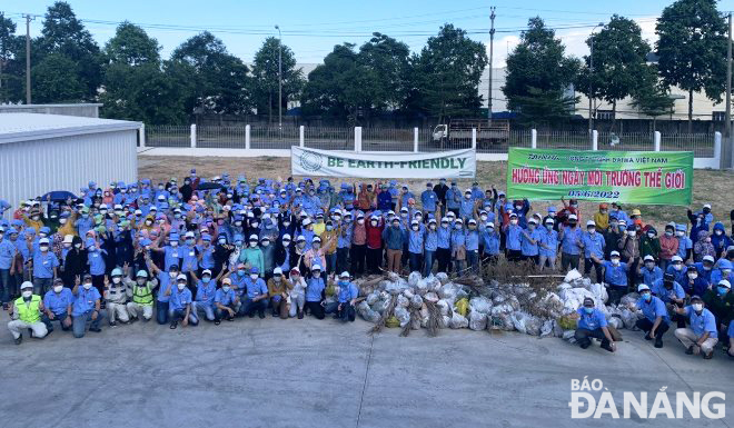 More than 3,000 workers at the Da Nang Hi-Tech Park, Da Nang Centralised Information Technology Park and industrial parks in the city took part in cleaning up the environment. Workers of DAIWA Vietnam Co., Ltd. are seen cleaning up the environment in Hoa Khanh Industrial Park. Photo: H.H