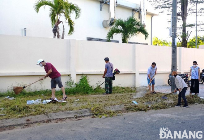 Many people are observed carrying out environmental cleanups on the roads.