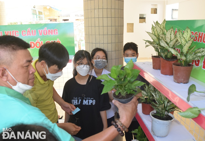 A stall collecting waste in exchange for trees in in Hai Chau 2 Ward, Hai Chau District.