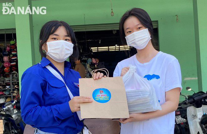  Shoppers to the Hoa An Market, Cam Le District are encouraged to swap plastic waste for paper shopping bags.