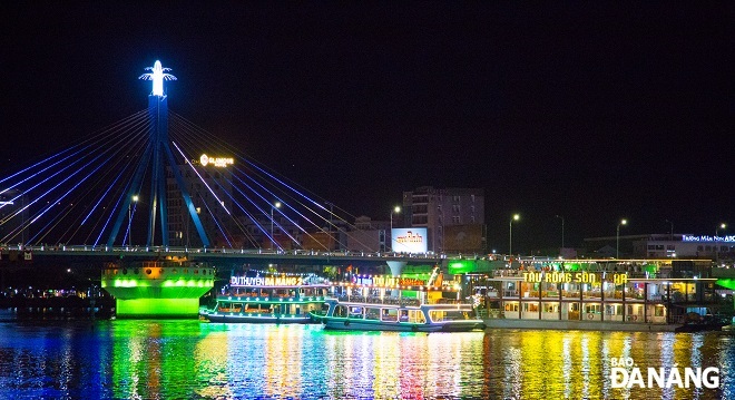 The boats parade from the Thuan Phuoc Bridge to the Tran Thi Ly Bridge and vice versa many times so that tourists on the boat can watch the Han River at night.