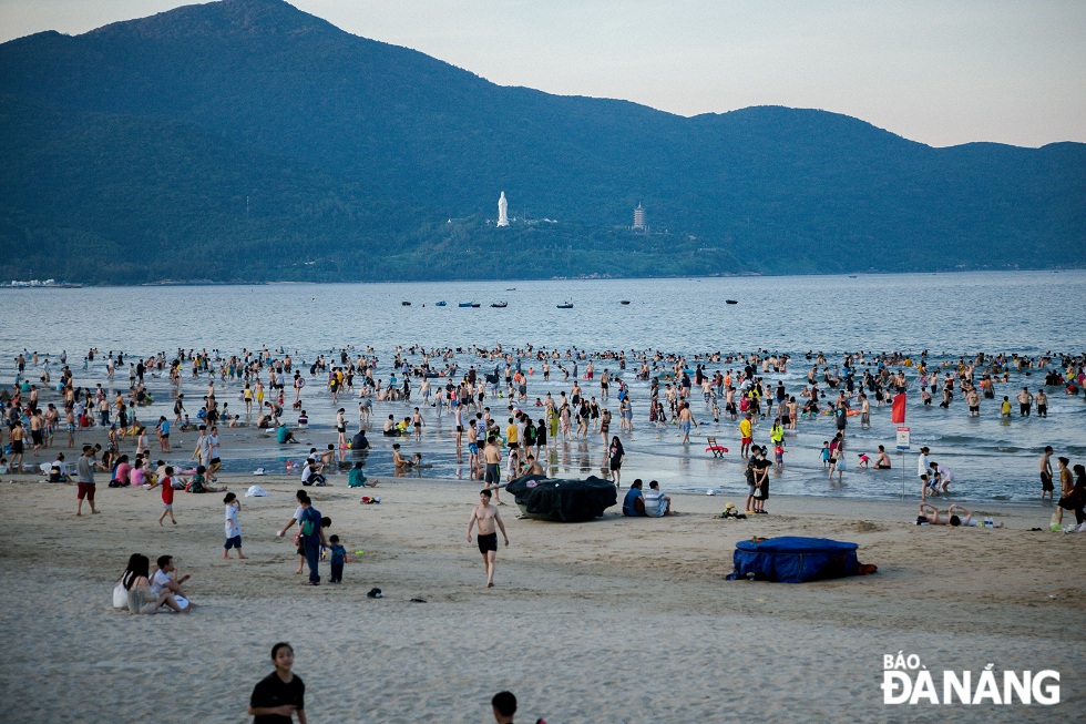Tại các bãi biển dọc tuyến đường Nguyễn Tất Thành, Công viên Biển Đông, Võ Nguyên Giáp…có rất đông người dân đến tắm biển. 