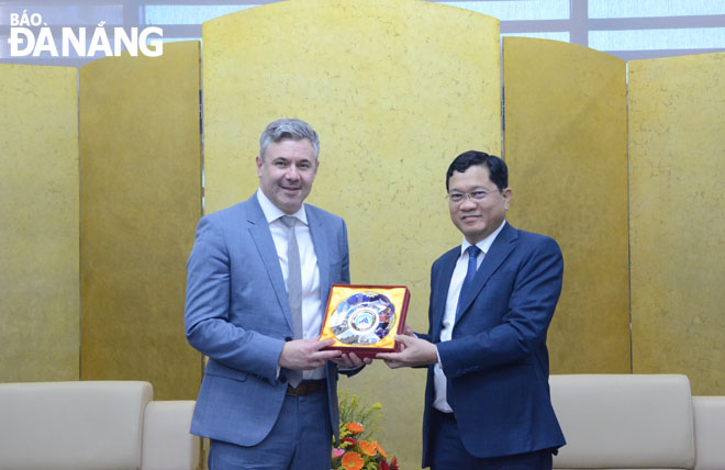 Vice Chairman of the Da Nang People's Committee Tran Phuoc Son (right) warmly receiving a Inform Routes representative. Photo: THU HA.