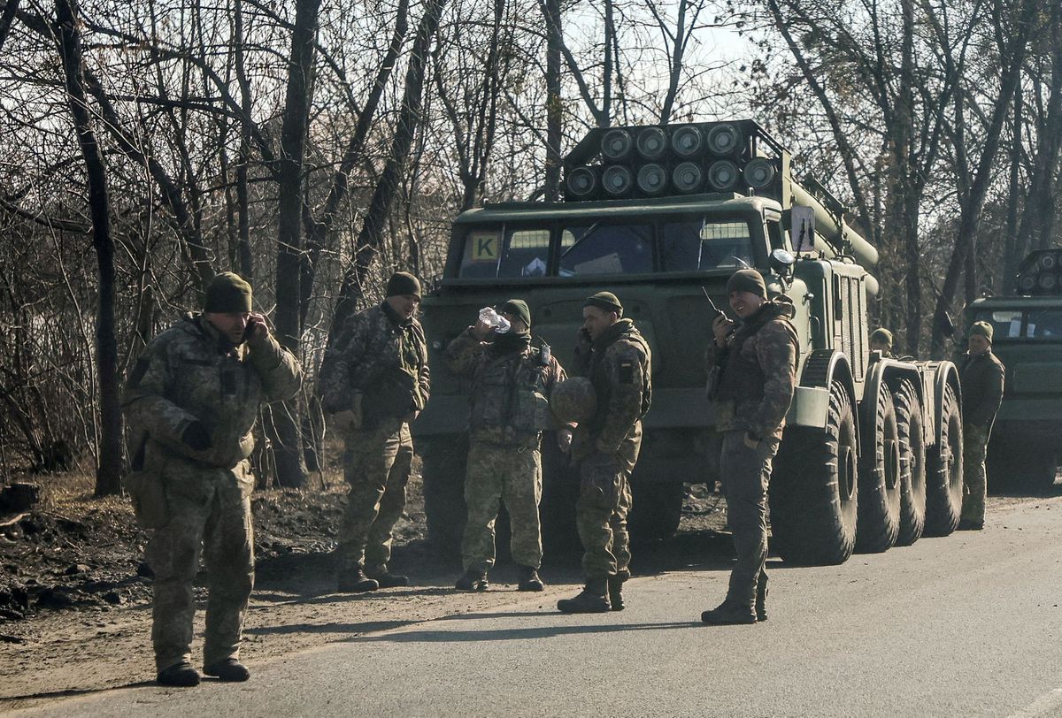 Các binh sĩ Ukraine đứng bên hệ thống phóng tên lửa ở vùng Kharkiv, Ukraine. Ảnh: Reuters