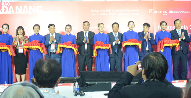 Deputy Secretary of the Da Nang Party Committee cum Chairman of the municipal People's Council Luong Nguyen Minh Triet (fifth, right), Chairman of the municipal People's Committee Le Trung Chinh (sixth, left), Vice Chairman of the municipal People's Committee Tran Phuoc Son (fourth, left) and some delegates cutting the ribbon to open the Routes Asia 2022. Photo: THU HA