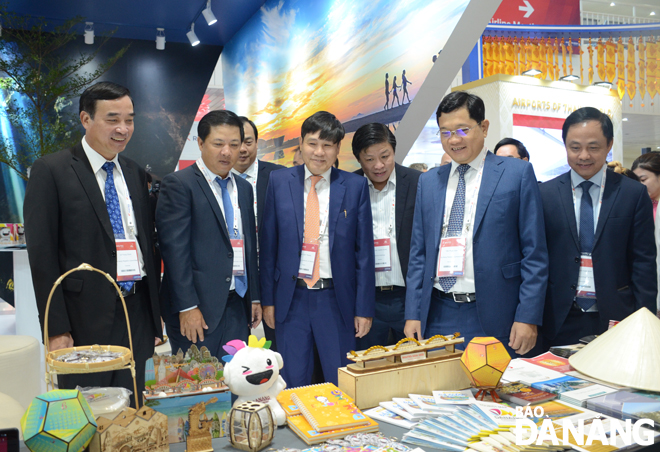 Some of Da Nang's leaders visiting Da Nang's exhibition booth at the event. Photo: THU HA