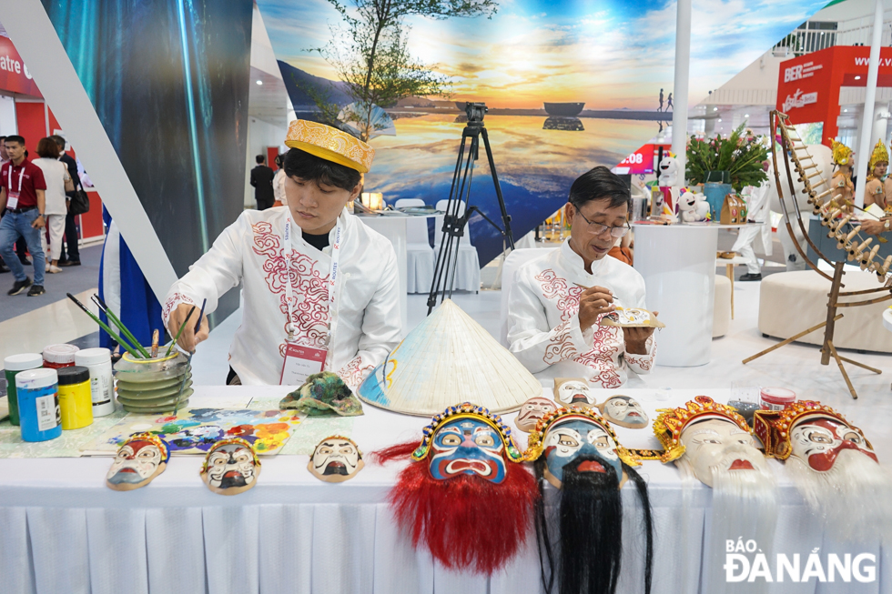 There are some fascinating activities at the city's pavilion, such as knitting conical hats by hands, painting patterns on conical hats and drawing Tuong masks. Visitors to the city's pavilion can experience drawing on conical hats and ask artists to write their names on the hats to present them to their relatives and friends as souvenir gifts.