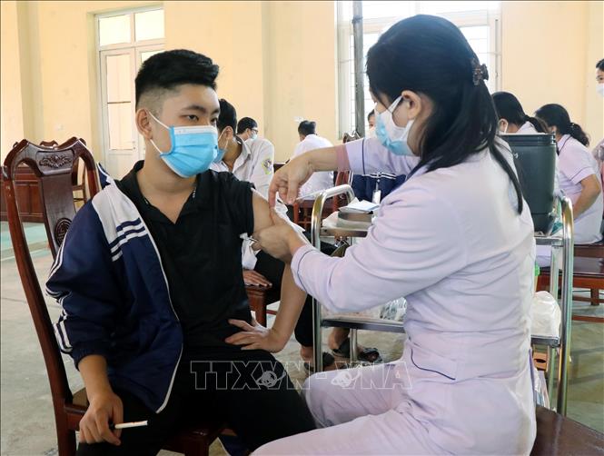 Tiêm vaccine phòng COVID-19 cho ngành y. Ảnh: TTXVN