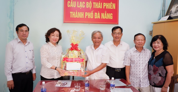 Da Nang People's Committee Vice Chairwoman Ngo Thi Kim Yen on Monday visited, extended the best health wishes and presented gifts to the Representative Board of the municipal Elderly Citizens’ Association and the Thai Phien Club for the Elderly 