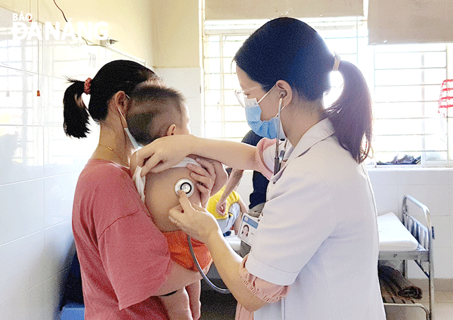 Da Nang residents, especially vulnerable populations such as children and older adults, are advised take appropriate precautions to avoid heat-related illness. IN THE PHOTO: A doctor at the Da Nang Obstetrics and Gynecology Hospital examines a child with dengue fever. Photo: PHAN CHUNG