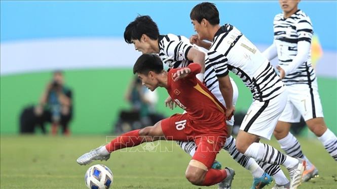 Pha tranh chấp bóng giữa cầu thủ hai Đội tuyển U23 Việt Nam (áo đỏ) và Đội tuyển U23 Hàn Quốc trong khuôn khổ lượt trận thứ hai tại bảng C, VCK U23 châu Á 2022, tối 5/6/2022. Ảnh: TTXVN phát