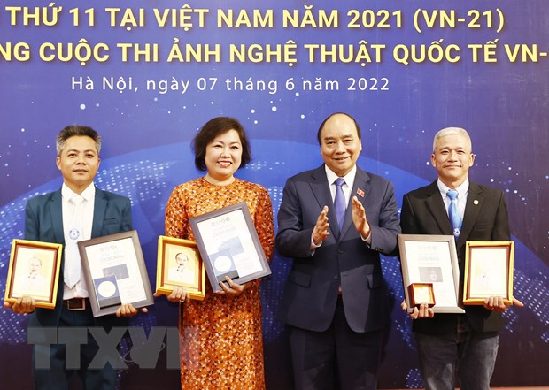 Chủ tịch nước Nguyễn Xuân Phúc trao Huy chương Vàng cho các tác giải đoạt giải. (Ảnh: Thống Nhất/TTXVN)