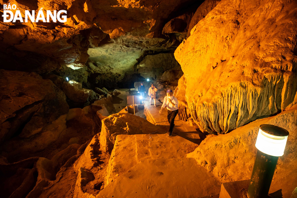 The Nguom Ngao Cave is one of the rather large caves in Gun Village, Dam Thuy Commune, Trung Khanh District, Cao Bang Province.