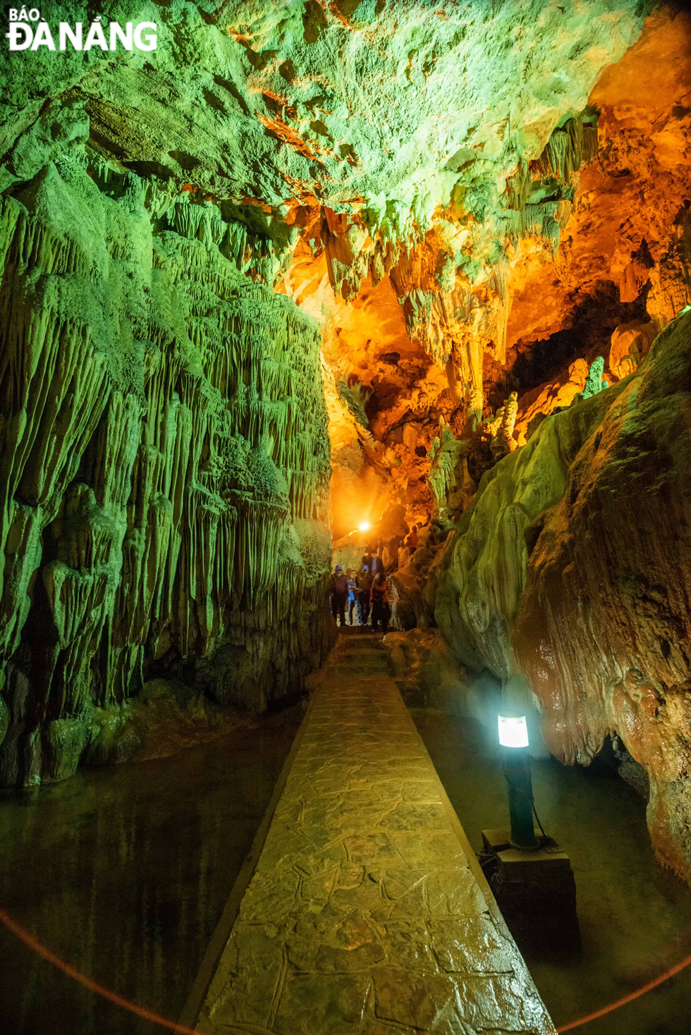 Having attracted a large number of tourists since the late 1990s, the Nguom Ngao Cave is more than 2,000 metres long and has three entrances, namely Nguom Ngao, Nguom Lom, and Ban Thuon.