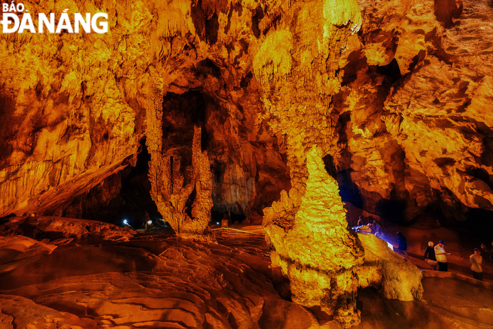 Once entering the cave, visitors will be amazed at strangely shaped stalactites and stalagmites, such as a coral reef, a ship, a waterfall, an overturned lotus flower, and a terraced field. All give this cave magnificent and fantastic beauty.