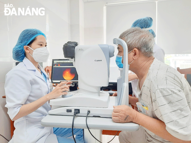 Participating in health insurance helps people confidently access health care services. (Photo taken at Da Nang General Hospital by H.L)