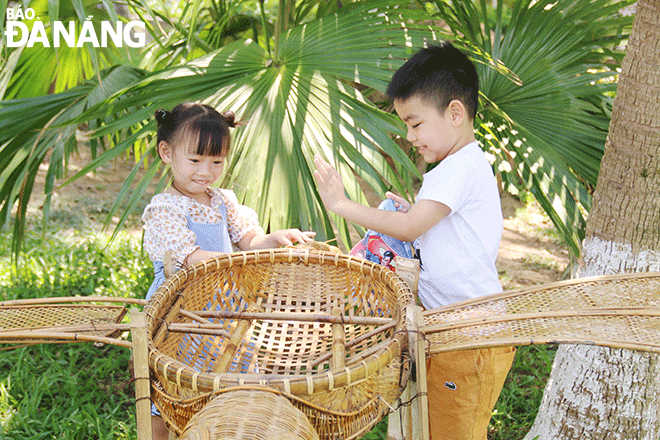 The education of life skills and contact with nature plays an integral role in the formation of children's personality, intelligence and emotions. Photo: THANH TINH