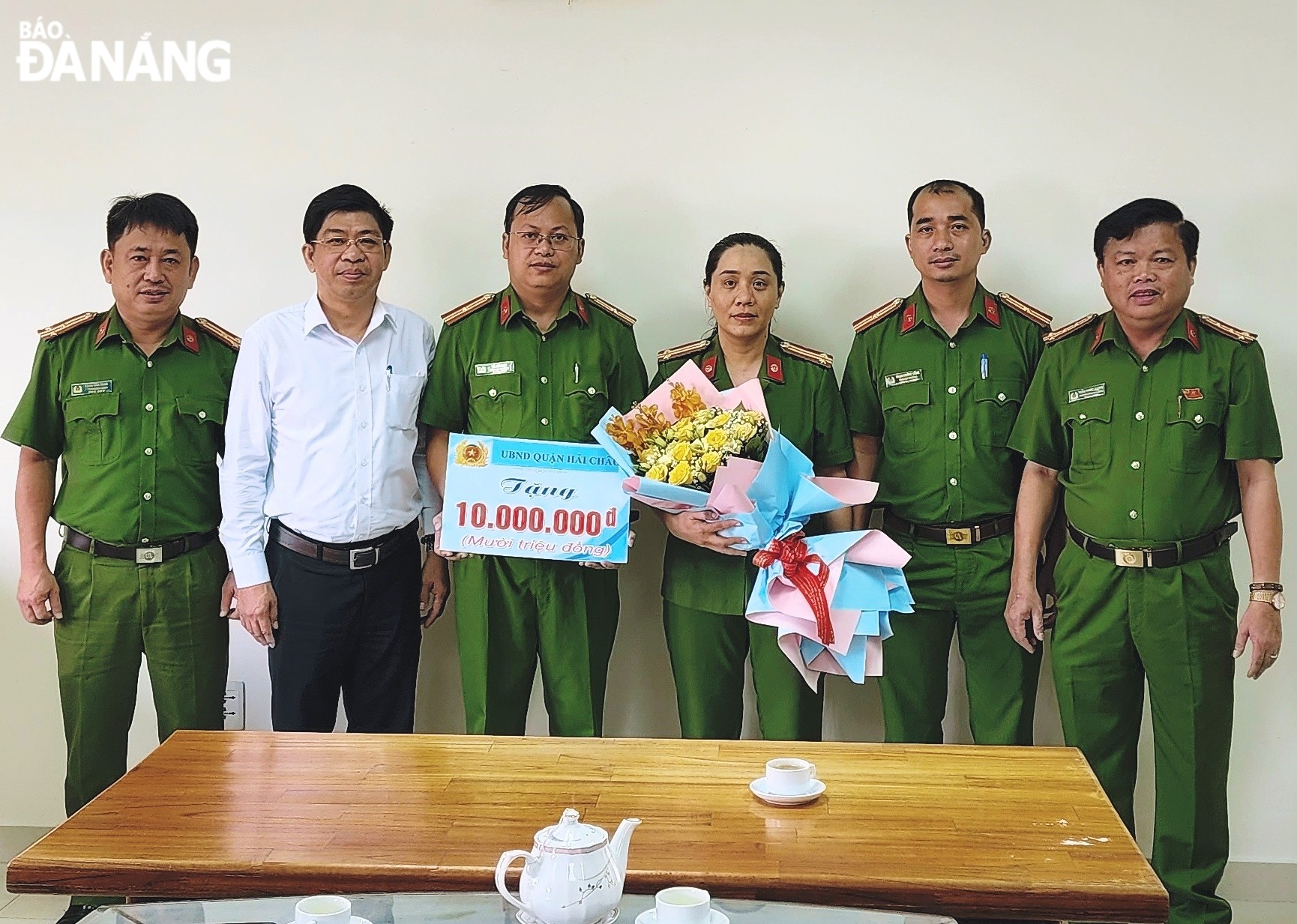 Vice Chairman of Hai Chau District People's Committee Truong Thanh Dung (second, left) rewarding a bonus of VND10 million to the Drug-related Crime Investigation Police Team under the Hai Chau District Department of Public Security. Photo: Ngoc Quoc