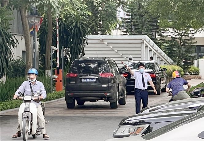 Sáng 7-6, lực lượng chức năng tới nhà riêng Bộ trưởng Bộ Y tế Nguyễn Thanh Long làm nhiệm vụ. (Ảnh: Phạm Kiên/TTXVN)
