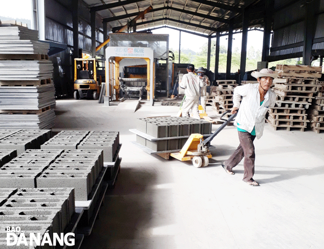 The production of unbaked bricks at the Secoin JSC, located at the Hoa Khanh Industrial Park. Photo: TRIEU TUNG