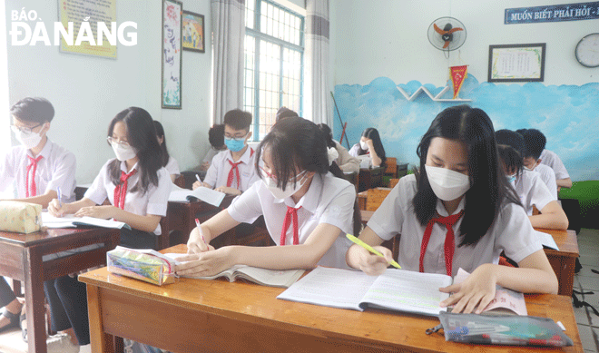 Students at Le Do Junior High School, Son Tra District horn knowledge before the senior high school entrance exam. Photo: NGOC HA