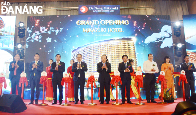 Some of Da Nang's leaders and delegates cutting the ribbon to open the hotel. Photo: THU HA