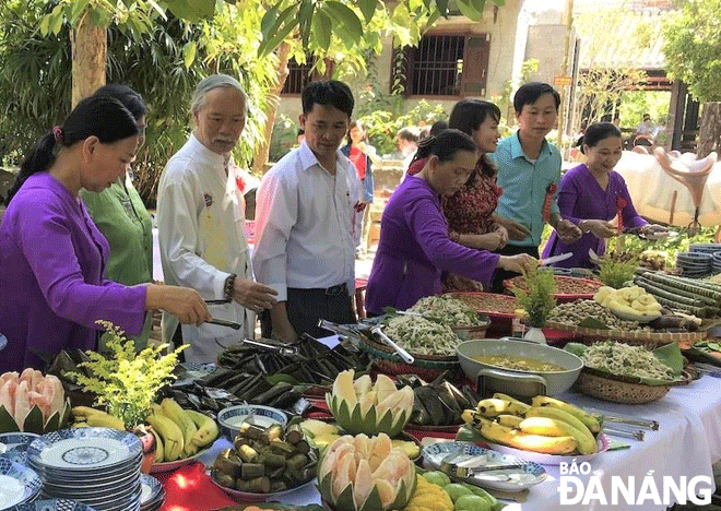 Du khách được thưởng thức những món đặc sản của người dân địa phương khi về làng du lịch sinh thái cộng đồng Thái Lai (thôn Thái Lai, xã Hòa Nhơn). Ảnh: DIỆP NHƯ