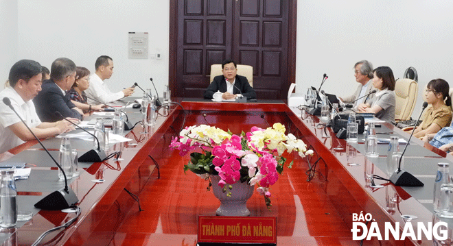 The meeting between Da Nang People's Committee Vice Chairman Tran Phuoc Son and some representatives from Japan-based Metran Co., Ltd. in progress