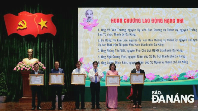 Phó Bí thư Thường trực Thành ủy, Chủ tịch HĐND thành phố Lương Nguyễn Minh Triết (thứ ba, bên phải sang) trao Huân chương Lao động hạng Nhì cho 5 cá nhân đã có thành tích xuất sắc trong quá trình công tác, góp phần vào sự nghiệp xây dựng chủ nghĩa xã hội và bảo vệ Tổ quốc. Ảnh: PHAN CHUNG