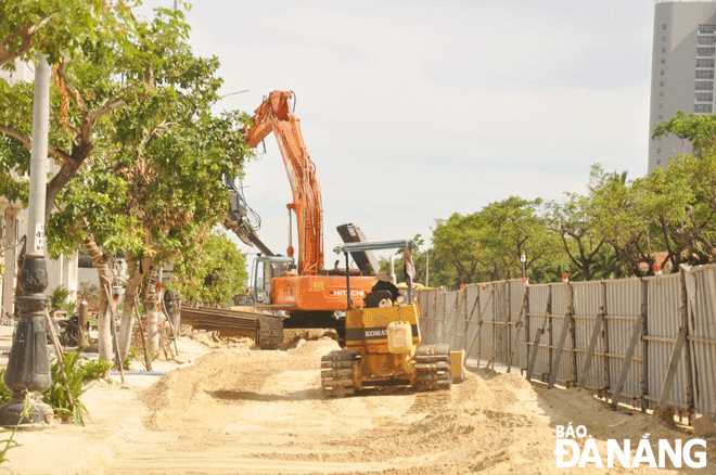 The construction of a separate wastewater collection system and sewer lines to transfer rainwater to the Han River for the basin from Ho Xuan Huong Street to Da Nang’s border with Quang Nam Province is one of the projects to be accelerated in the second quarter of 2022. Photo: THANH LAN