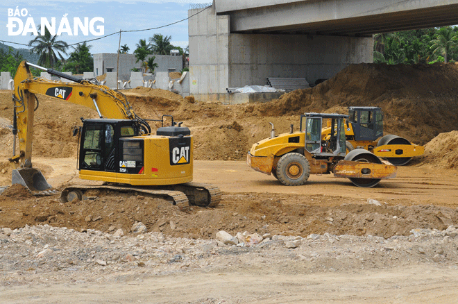  Construction units are speeding up the progress of building a section of the Western Ring Road 2 project through Hoa Vang District. Photo: THANH LAN