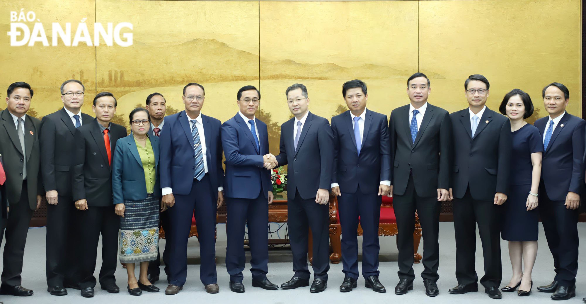 Da Nang Party Committee Secretary Nguyen Van Quang (sixth, right), municipal Party Committee Deputy Secretary of the City Luong Nguyen Minh Triet (fifth, right) and People's Committee Chairman Le Trung Chinh (fourth, right) taking a souvenir photo with the leaders of Sekong Province. Photo: TRUONG SON