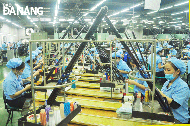 Da Nang has implemented many solutions to attract investment from FDI enterprises. Workers of Daiwa Vietnam Co., Ltd in Da Nang are seen joining the manufacturing of products for export to foreign markets. Photo: THANH LAN